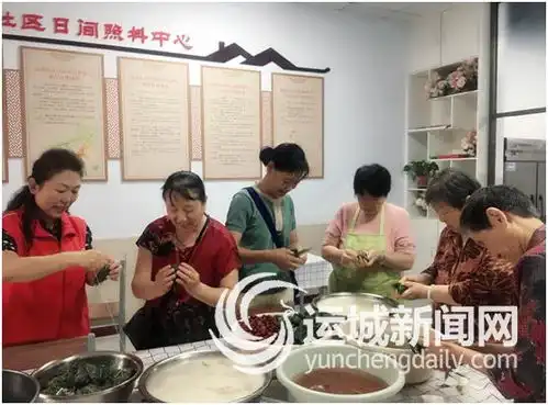 银湖街社区欢聚一堂包粽子
