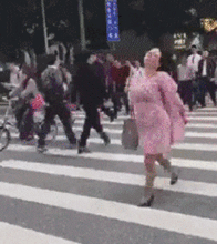搞笑gif这游戏你小时候玩过吗,你还记得叫什么名字吗,绿衣服大姐是高手
