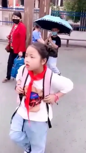 气质这一块属实没毛病,女娃随着bgm当众热舞自嗨,每一帧都是表情包