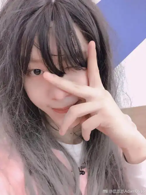 范丞丞送粉丝700万福利自拍惊喜竟是长发女装look
