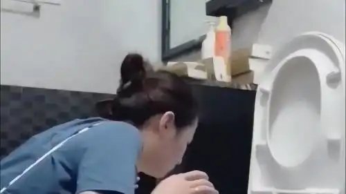 怀孕三个月,小孕妇反应厉害经常孕吐,看这表情太让人心疼了
