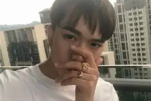 马思纯平头照一言不合就发表情包
