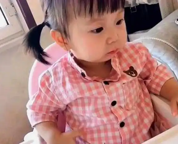 萌宝被妈妈打屁股,表情超委屈,网友样子好可怜啊
