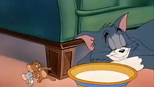 猫和老鼠杰瑞拉着小老鼠偷偷的准备去偷喝汤姆的牛奶
