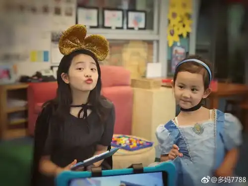 孙莉晒多妹吃鸡爪的美照,身上齐全的首饰太抢镜了
