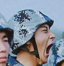 明星打哈欠,易烊千玺穿着古装,张艺兴头发飞起带着倦意
