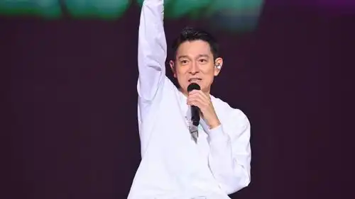 刘德华北京演唱会把水杯踢飞,满脸惊慌被吓出表情包,网友天王演小品
