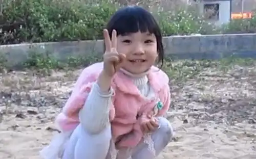 表情可爱的小女孩在沙地上开心地玩耍哔哩哔哩干杯bilibili表情
