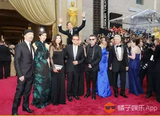 论当表情包尔康和卷福之间差10个小s
