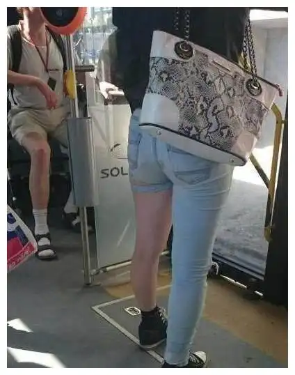 大姐出门之前是不是没好好照镜子,这么特别的裤子都穿出来了跟踪
