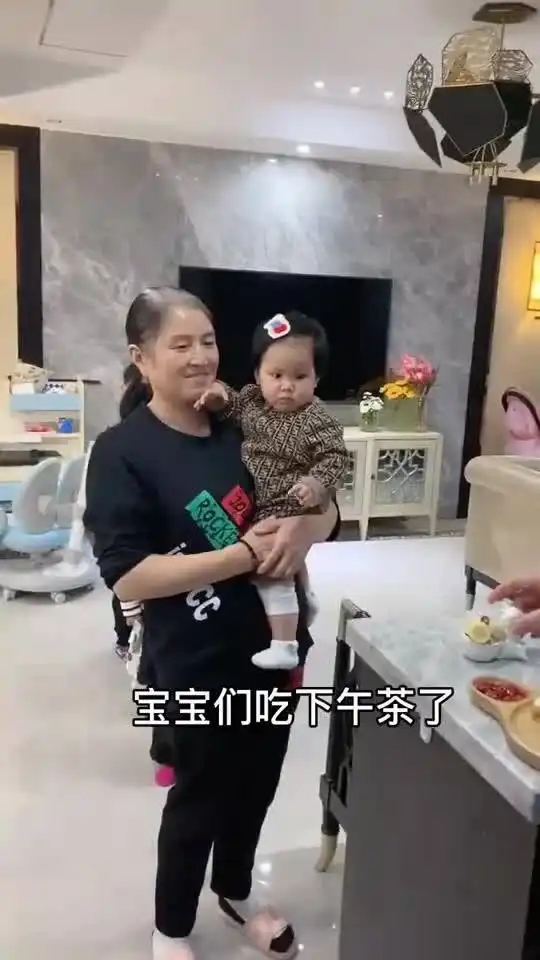 生小孩之前真搞不懂那些每天晒娃的人生娃后这个动作好看这个表情好玩这套衣服没出境过
