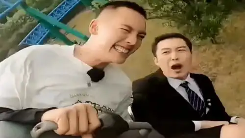 陈伟霆坐过山车被吓出表情包,说好的不怕的呢旁边的解说员实在太逗了
