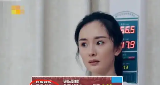 剪刀手杨幂再上线,运动服搭配金丝边眼镜,变身又a又飒的酷女孩
