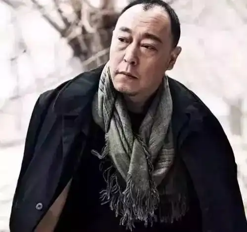 60岁倪大红颁奖时表情呆滞,身体状况惹人担忧,曾因外貌屡屡受挫

