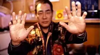 这次,黑帮是真没活路了表情包都卖不出去,还想收保护费
