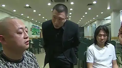 征服堪称经典名场面,刘华强拿枪指着封飙,封飙直接认输
