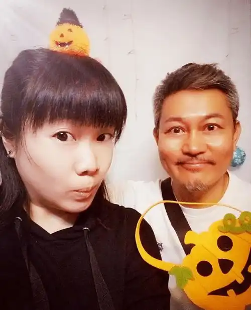 58岁tvb男艺人疑患肺癌包裹严实露面旧爱梅小惠送上祝福
