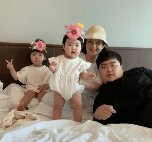 你的微信表情包女孩长大了这回她带着妹妹一起圈了41w粉
