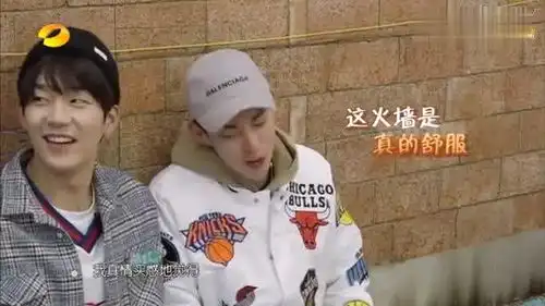 亲爱的客栈2王珂不小心烫到手,刘涛在一旁笑成了表情包
