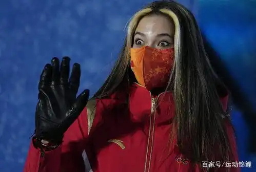 第3次颁奖典礼谷爱凌亲吻金牌,向观众送飞吻,搞怪表情惹人爱
