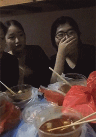 搞笑gif段子妹子你们这是看到了什么,表情如此娇羞
