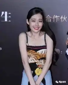 吃瓜嗯哼走红毯瑟瑟发抖,被冻成表情包,雷佳音冻得面目狰狞,而她自曝礼裙下偷偷穿秋裤
