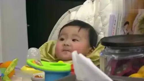 咘咘第一次吃柠檬,居然一点都不怕酸,小表情简直太可爱了
