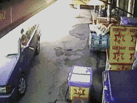 妹子你想干嘛被男人撕扯好玩么
