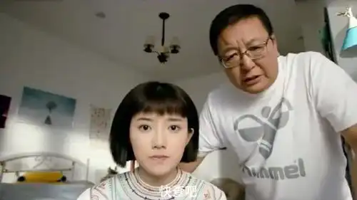 女生高考之后查分数,这纠结无奈的小表情真是可爱,高考生都是这个样子吧
