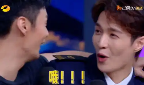 表情张艺兴挑战李荣浩慢歌,看到原唱现身,微表情暴露两人的真实关系表情
