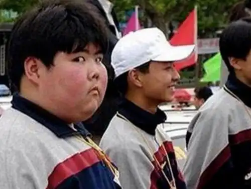 18年前凭一张照片走红的小胖,曾一度火成表情包,如今他怎样了
