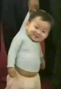 这网红小孩好可爱,叫什么名字啊
