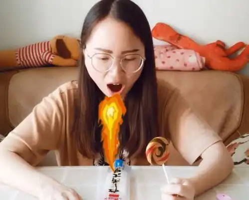大白挑战魔鬼辣棒棒糖,结果只舔一口就被辣成表情包
