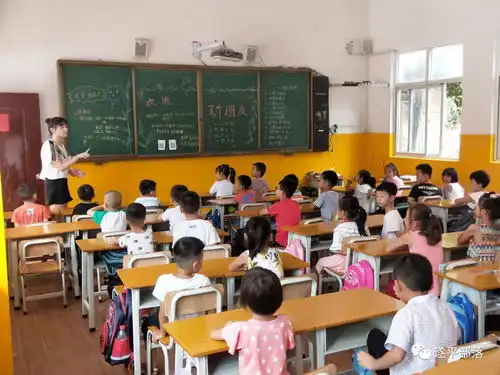 开学啦遂平县金山小学老师和小萌娃上学表情包走一波.....
