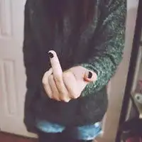 谁能给我找几个挑衅鄙视的竖中指超拽的女生qq头像跪谢