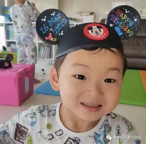 表情包民国不再可爱了撞脸小岳岳,还长出大长腿
