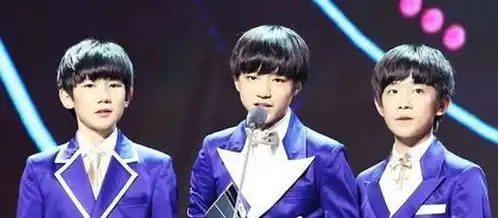415tfboys三小只同时更博,都配表情包,到底是什么日子
