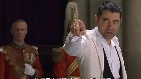 憨豆想逗小孩做着各种搞笑表情,愤怒的小孩给了憨豆一耳光
