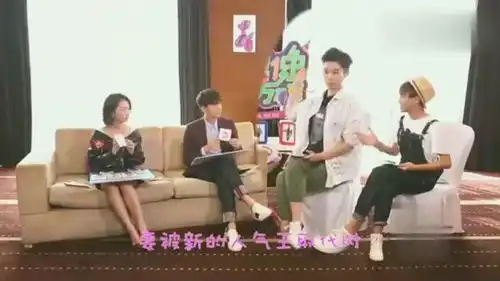 李易峰周冬雨互用表情包表演,俩人搞笑也是没谁了
