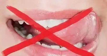 20岁漂亮姑娘嘴唇干裂如树皮,竟源于女孩们都爱的这东西...

