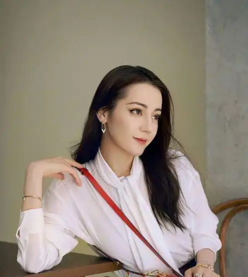迪丽热巴因身份不表态被骂,如今他们都不再沉默,发表声明表态
