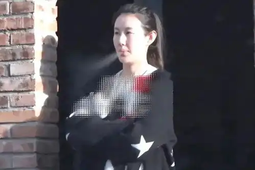 王宝强与女友现身街头,与朋友热聊冷落女友,冯清猛抽烟心情不爽
