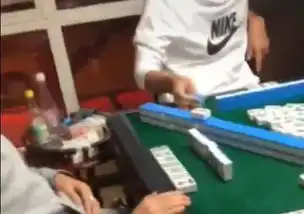 球员过年打麻将,曾诚动作娴熟霸气侧漏,自家产品抢镜了

