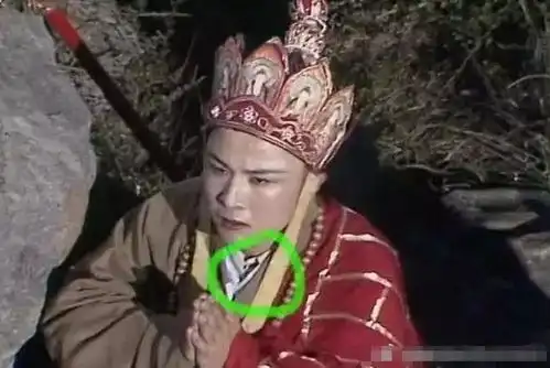影视穿帮唐僧穿衬衫,郭靖戴手表,外加塑料瀑布
