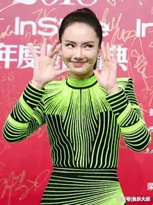 戚薇出席活动打扮时尚,现场频频做搞笑表情,但却因服装被吐槽了

