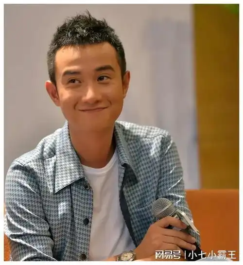 马伊琍大女儿戴着三条项链秀厨艺,打扮时髦,自称半个陕西人
