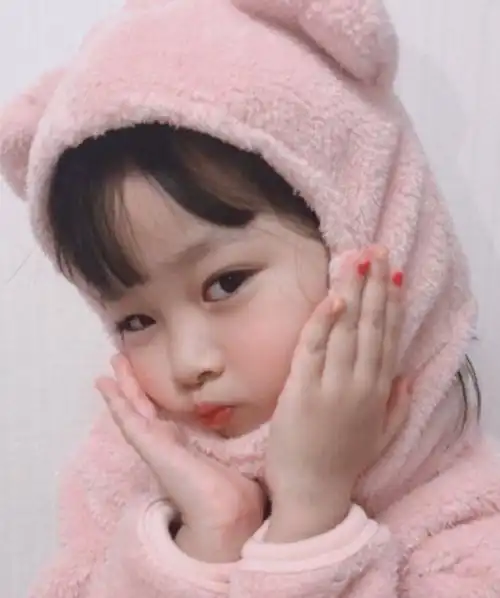 还记得表情包女孩权律二曾经可爱迷人,如今却成秃头妹
