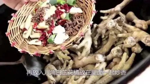小两口吃鸡爪,老公竟嫌弃老婆吃太多,这表情真逗
