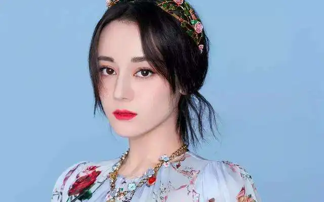 迪丽热巴遭疯狂粉丝现场求婚,汪涵老大哥机智秒解尴尬
