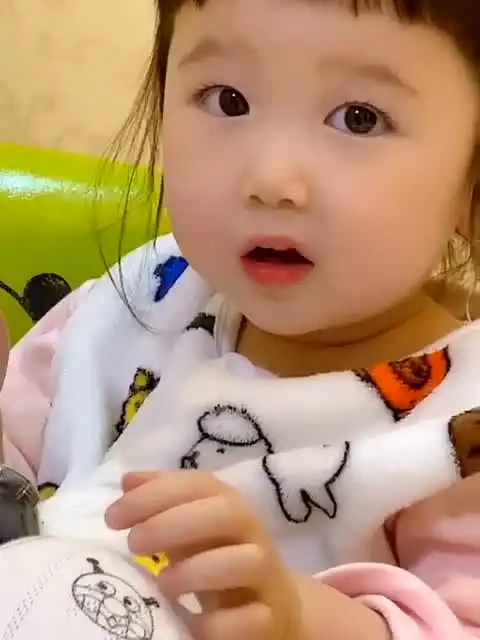 能吃是福不是祸妈妈说闺女胖,闺女气的脸上都是表情包

